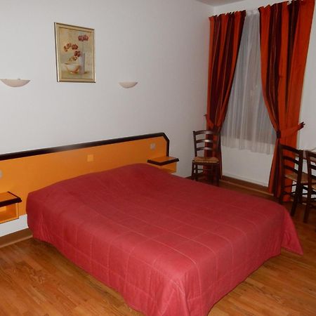 Logis Hotel Saint-Hubert Cour Cheverny Ruang foto