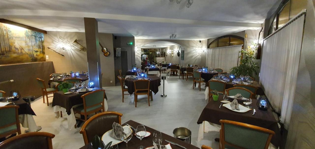 Logis Hotel Saint-Hubert Cour Cheverny Bagian luar foto