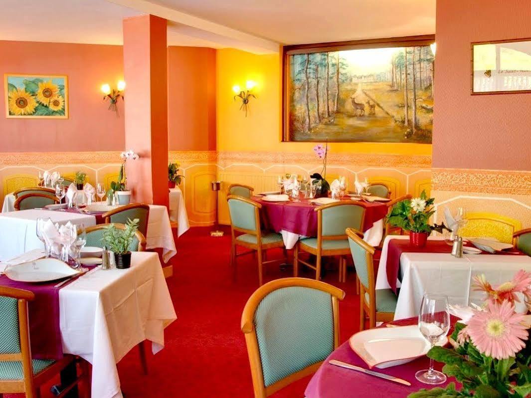 Logis Hotel Saint-Hubert Cour Cheverny Bagian luar foto