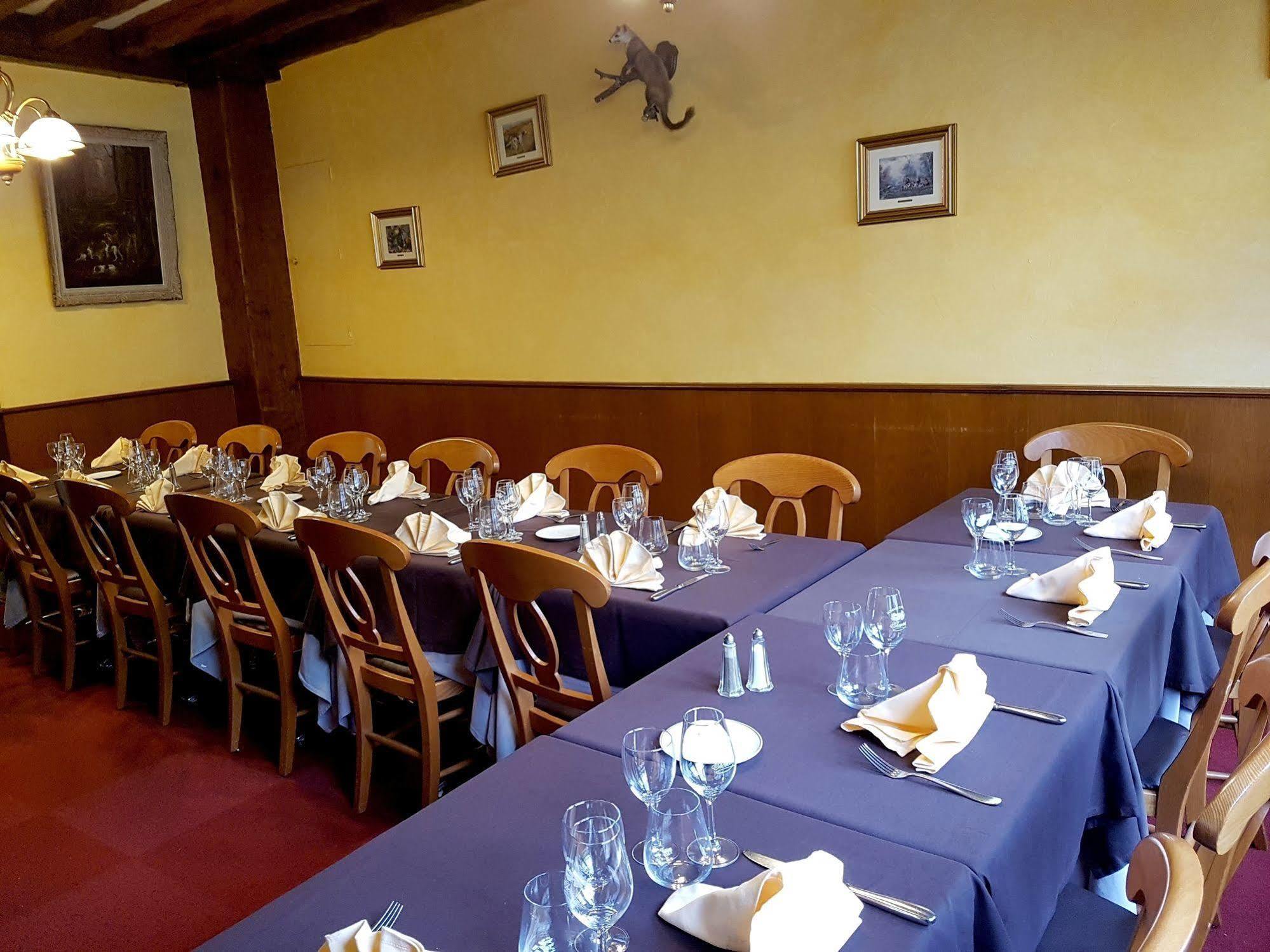 Logis Hotel Saint-Hubert Cour Cheverny Bagian luar foto