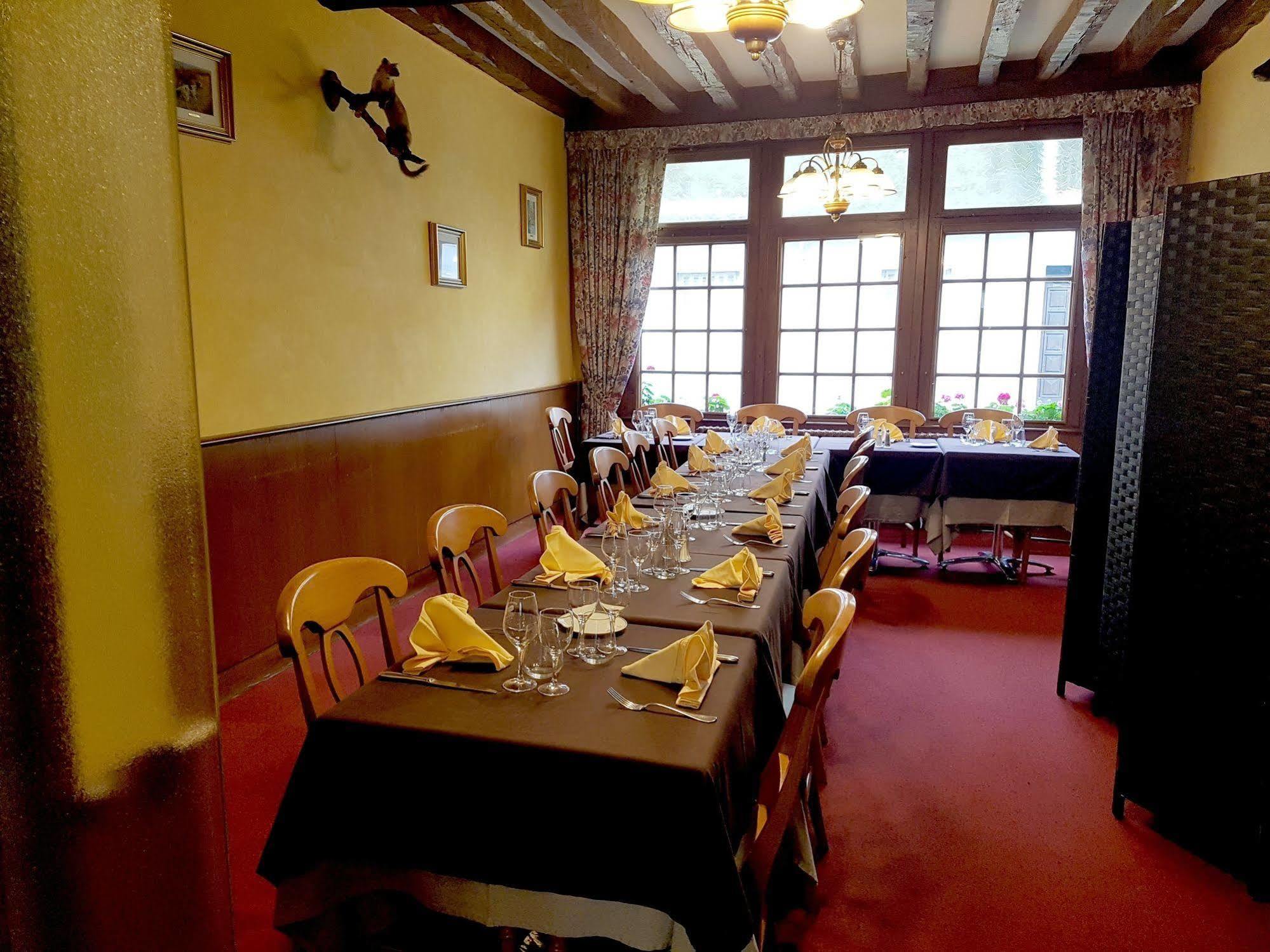 Logis Hotel Saint-Hubert Cour Cheverny Bagian luar foto