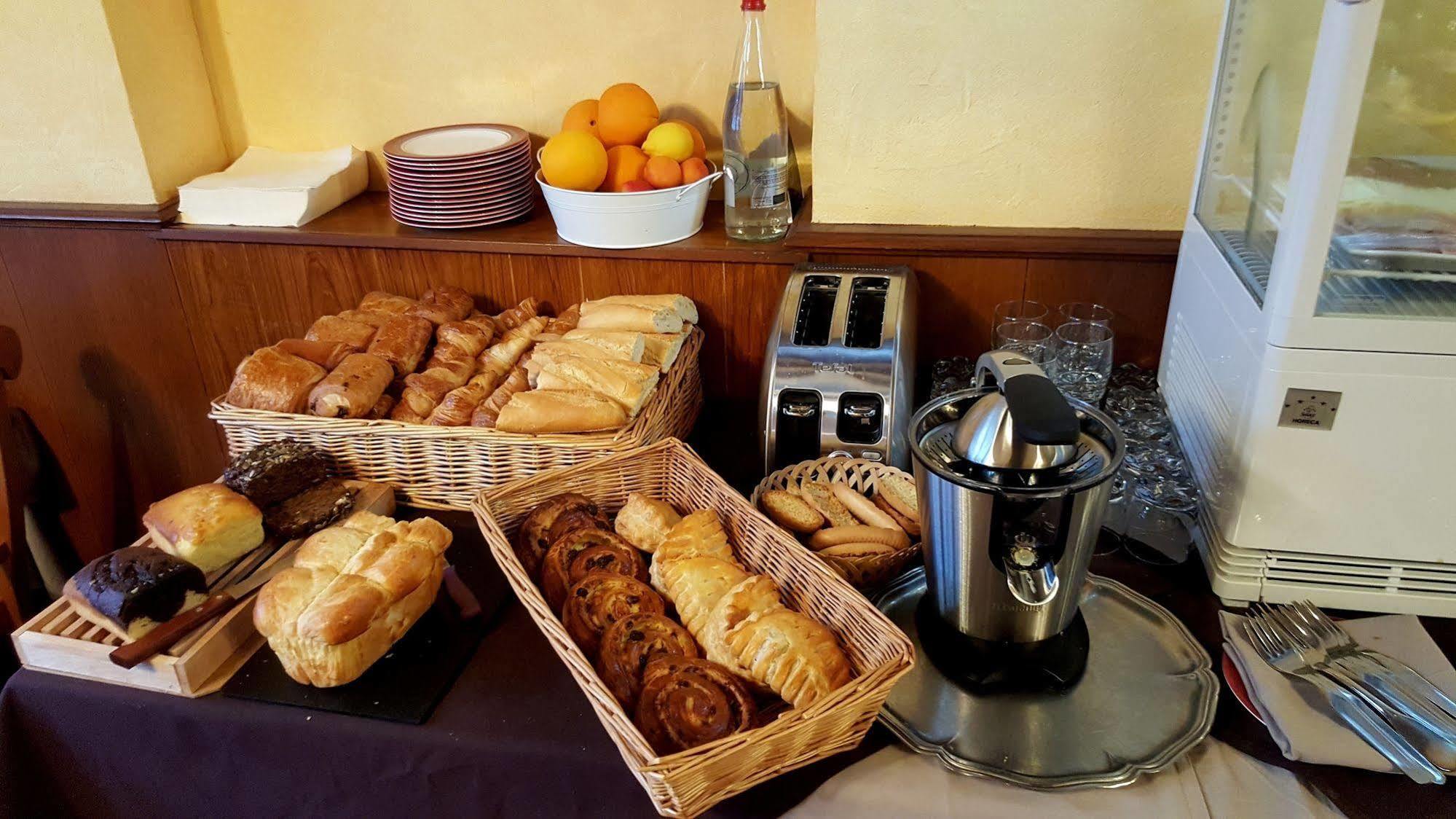 Logis Hotel Saint-Hubert Cour Cheverny Bagian luar foto