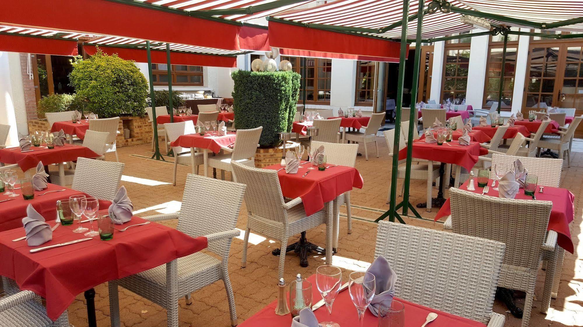 Logis Hotel Saint-Hubert Cour Cheverny Bagian luar foto