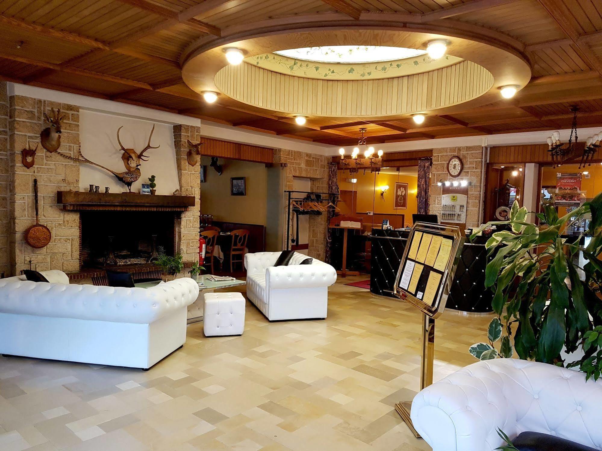 Logis Hotel Saint-Hubert Cour Cheverny Bagian luar foto